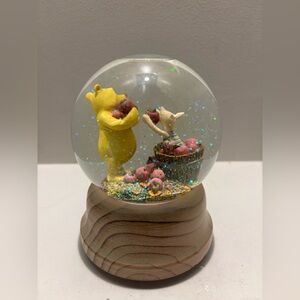 Classic Winnie the Pooh/piglet w/apples musical Snow Globe Disney friends share
